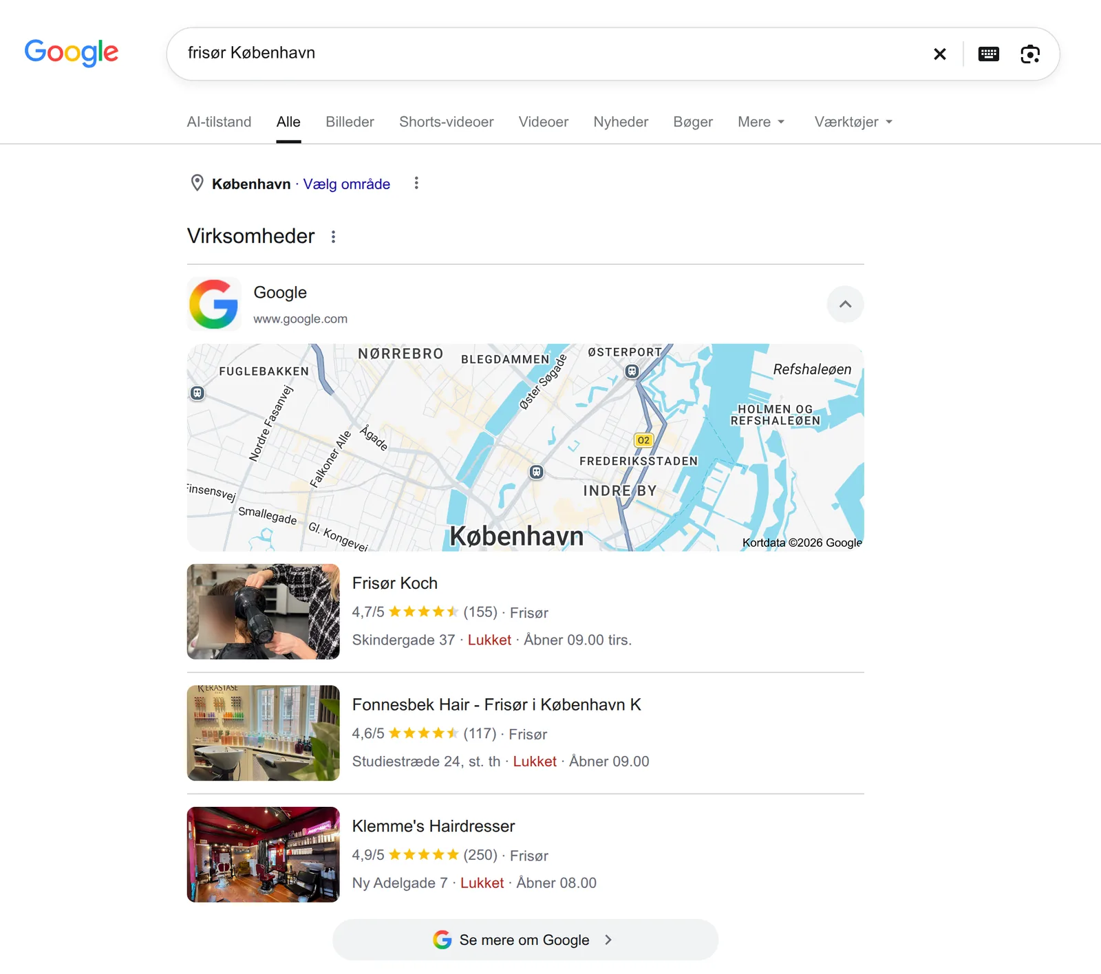 Googles søgeresultater for »frisør København«: kortblokken med kort over København og tre frisørsaloner med billede, bedømmelse, antal anmeldelser, adresse og åbningstider.