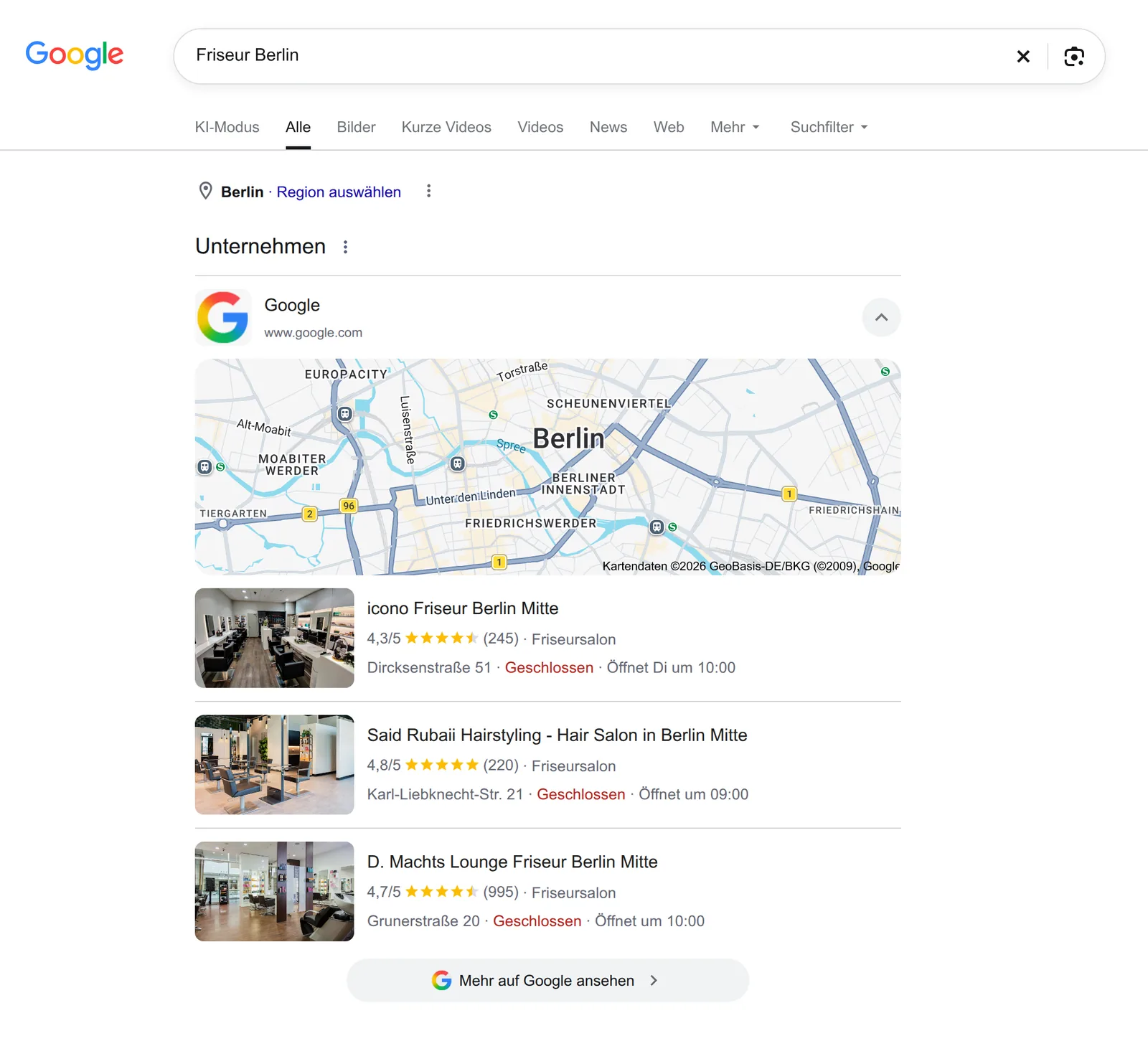 Google-Suchergebnisse für „Friseur Berlin“: Karte von Berlin-Mitte und drei Friseursalons im Local Pack mit Bewertung, Adresse und Öffnungszeiten.