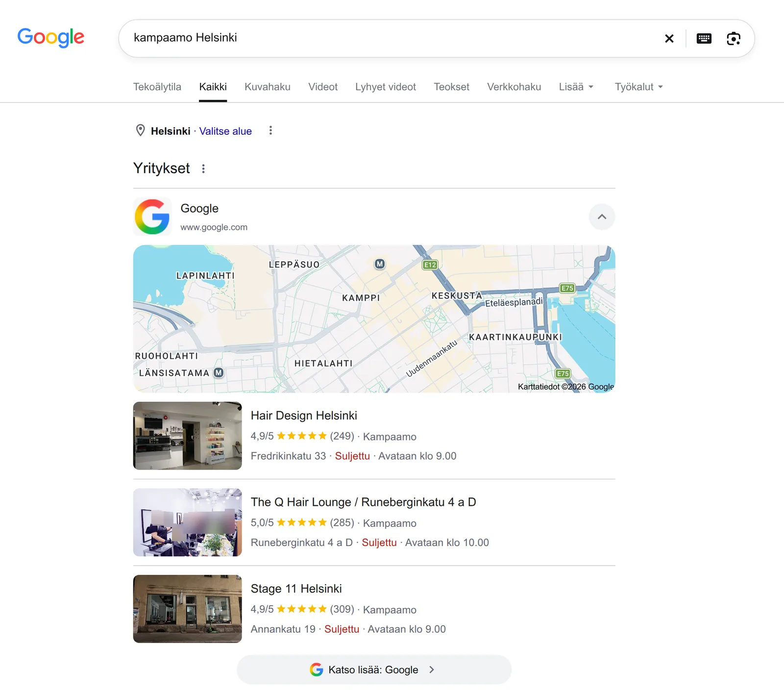 Googlen hakutulokset haulla ”kampaamo Helsinki”: paikallinen hakupaketti, jossa on Helsingin kartta ja kolme kampaamoa kuvan, arvion, arvostelujen määrän, osoitteen ja aukioloaikojen kanssa.