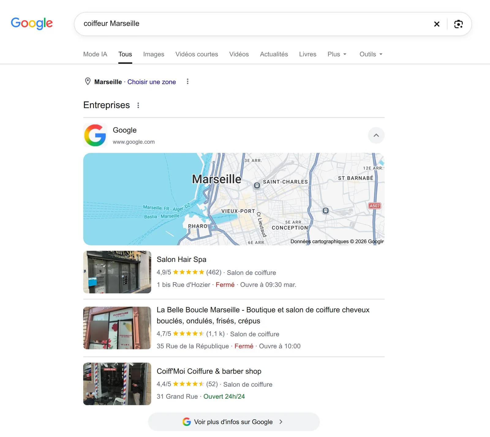 Résultats de recherche Google pour « coiffeur Marseille » : bloc avec la carte de Marseille et trois salons de coiffure avec photo, note, nombre d'avis, adresse et horaires.