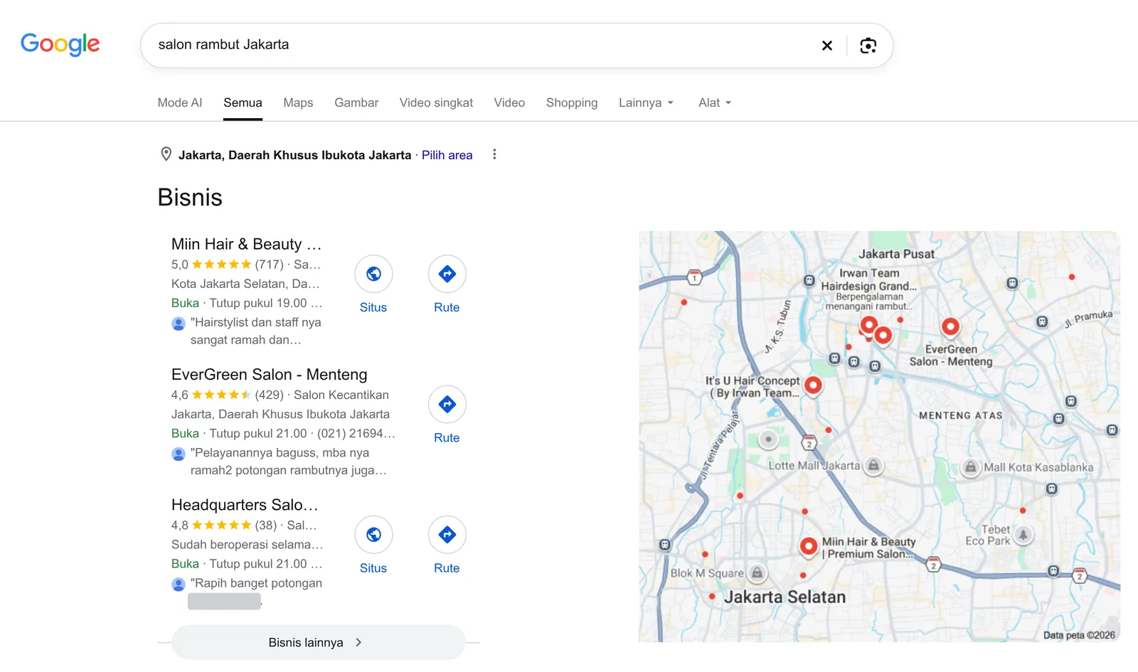 Hasil penelusuran Google untuk “salon rambut Jakarta”: blok peta dengan tiga salon rambut di kiri, lengkap dengan rating, jumlah ulasan, jam buka, dan kutipan ulasan, serta peta Jakarta di kanan.