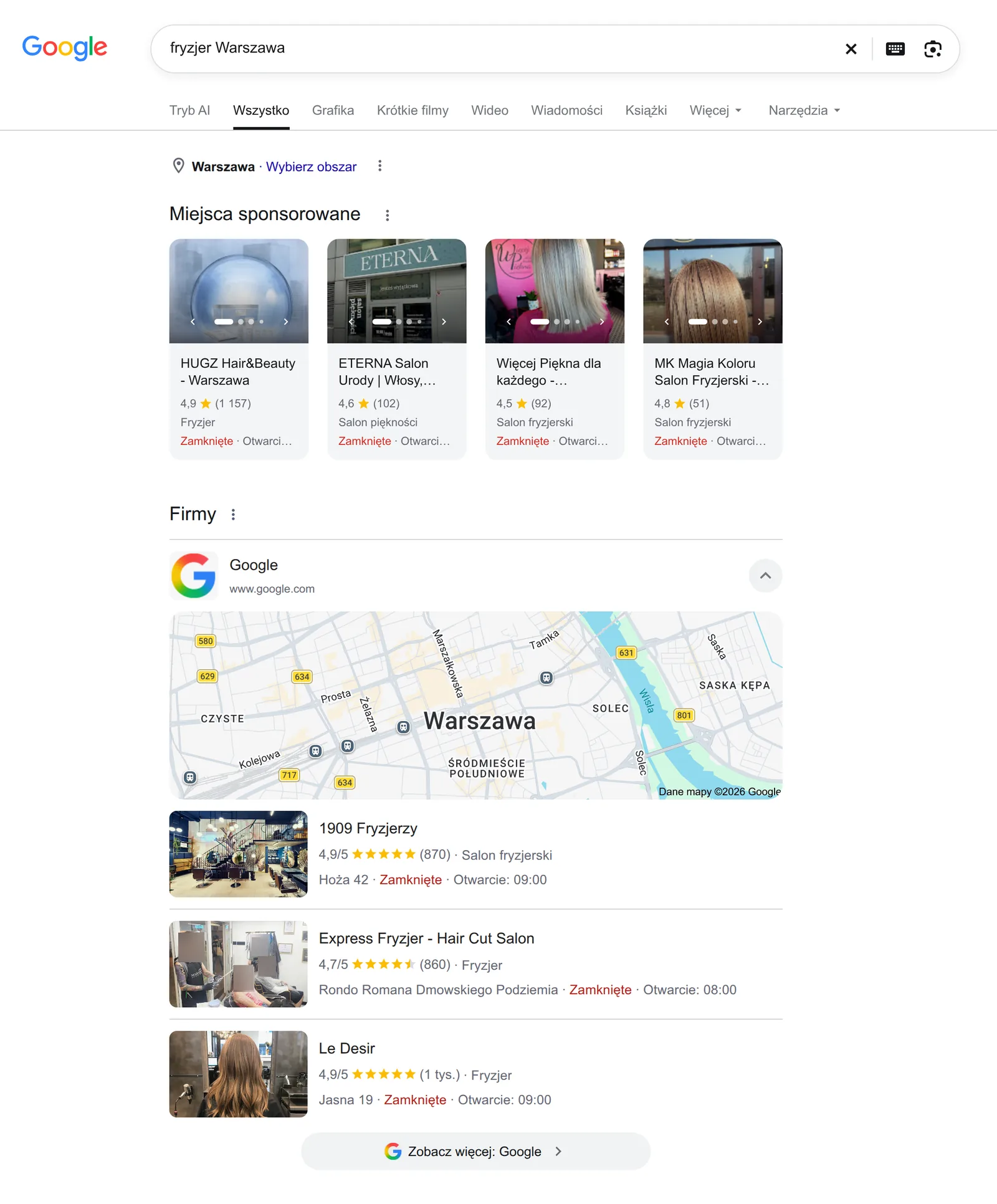 Wyniki wyszukiwania Google na frazę „fryzjer Warszawa”: cztery miejsca sponsorowane, pod nimi blok z mapą Warszawy i trzy salony fryzjerskie z oceną, liczbą opinii, adresem i godzinami otwarcia.