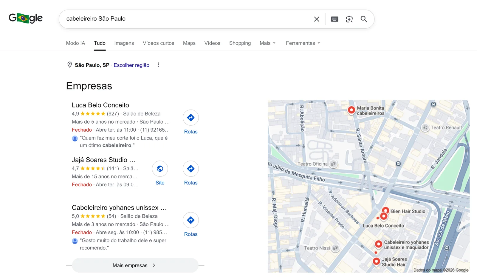 Resultados de pesquisa do Google para “cabeleireiro São Paulo”: bloco do mapa com três salões à esquerda, com nota, número de avaliações, horário, telefone e trecho de avaliação, e o mapa de São Paulo à direita.