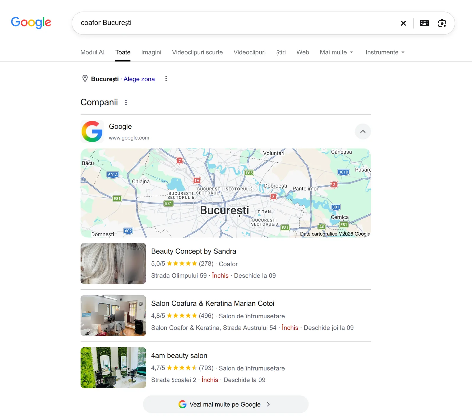 Rezultatele căutării Google pentru „coafor București”: blocul cu hartă, cu harta Bucureștiului și trei saloane de coafură cu fotografie, notă, număr de opinii, adresă și program.