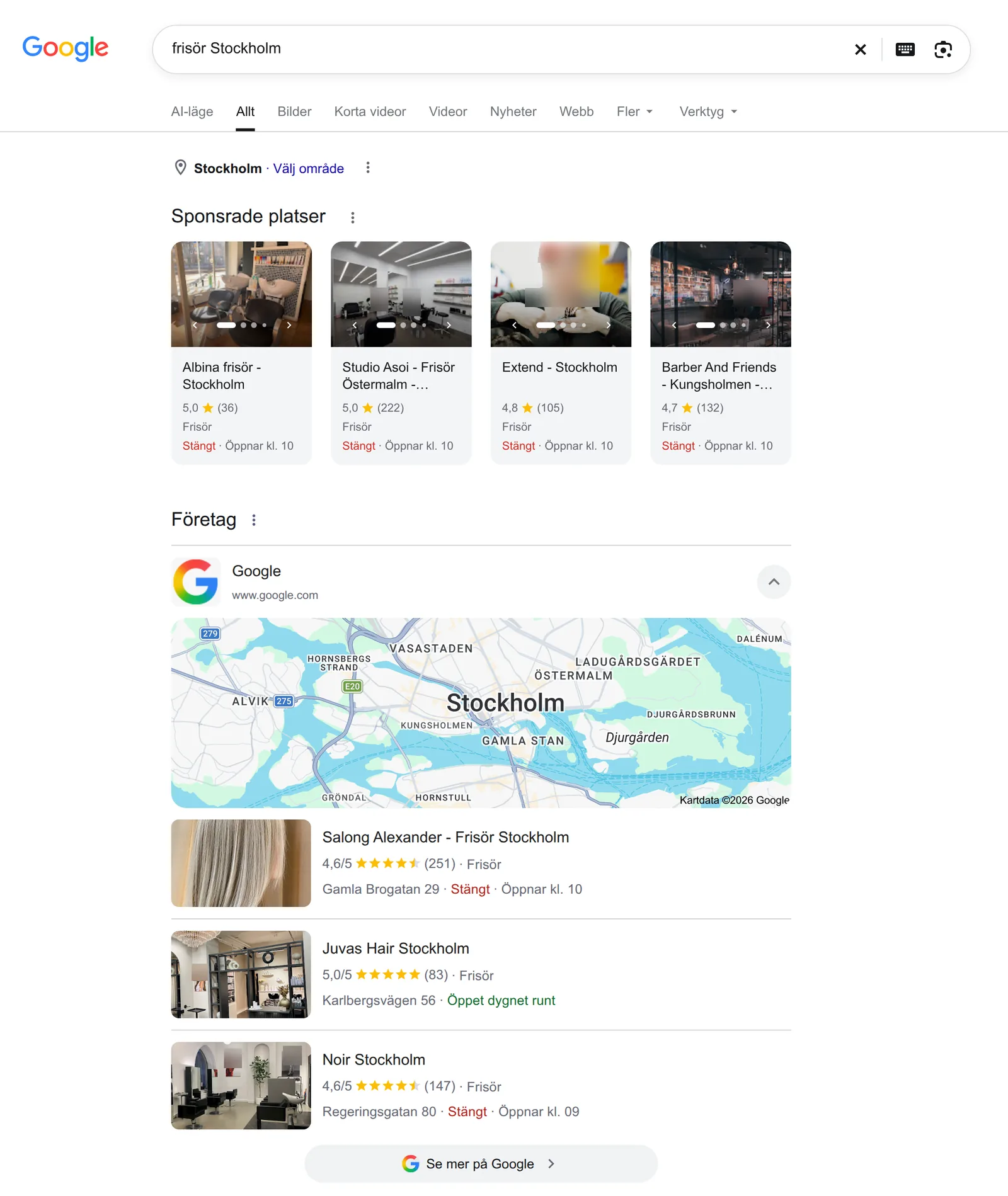 Googles sökresultat för ”frisör Stockholm”: fyra sponsrade platser med bild och betyg, under dem kartpaketet med en karta över Stockholm och tre frisörsalonger med bild, betyg, antal recensioner, adress och öppettider.