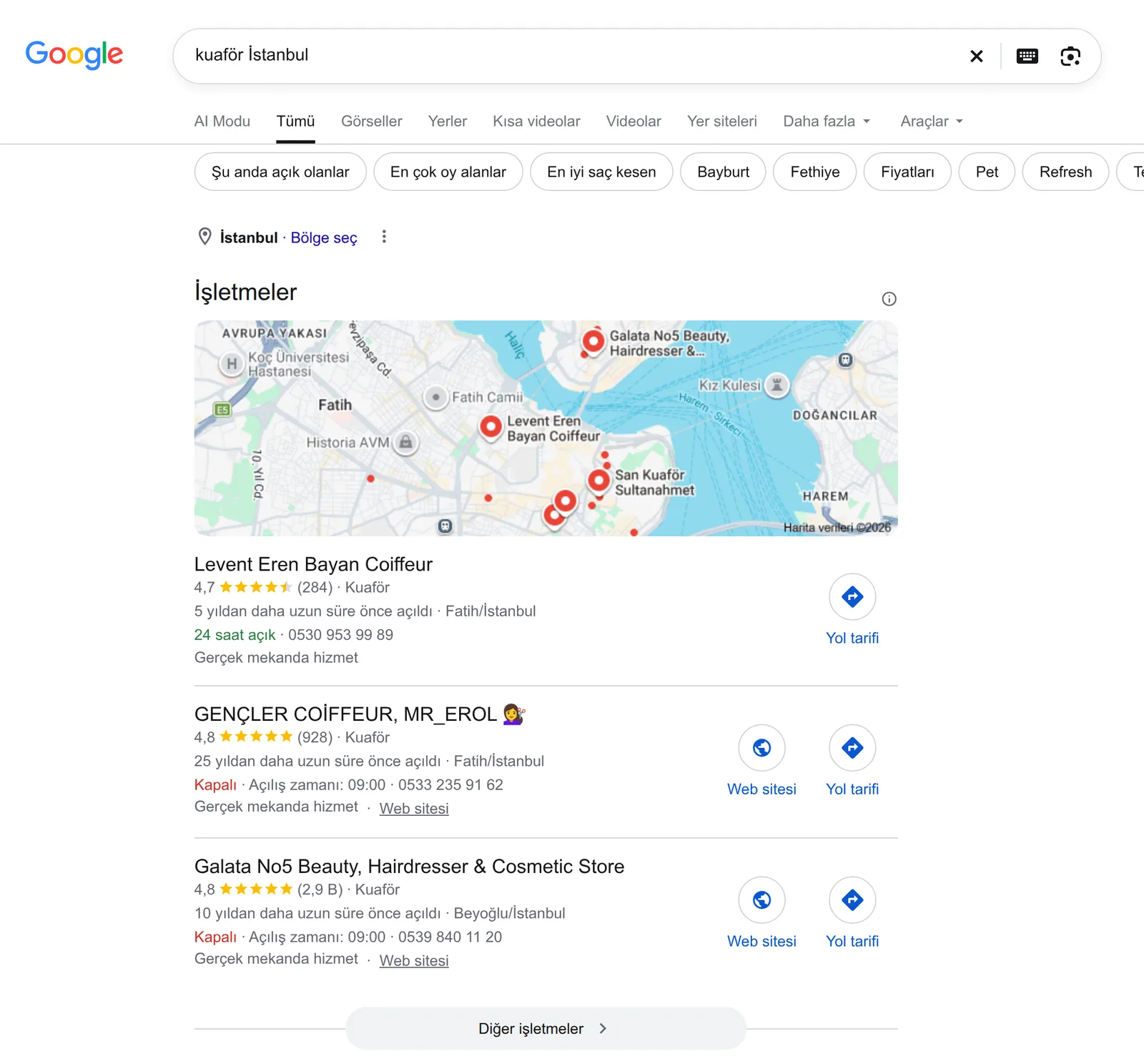 Google'da “kuaför İstanbul” arama sonuçları: arama filtreleri ve bunların altında İstanbul haritasını içeren harita bloğu. Haritanın altında puanları, yorum sayıları, çalışma saatleri ve telefon numaralarıyla üç kuaförün profili.